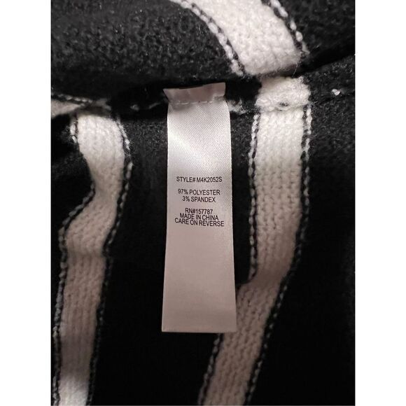 Inner Circle Women’s Black and White Striped Pull Over Sweater Size Medium - Picture 4 of 7